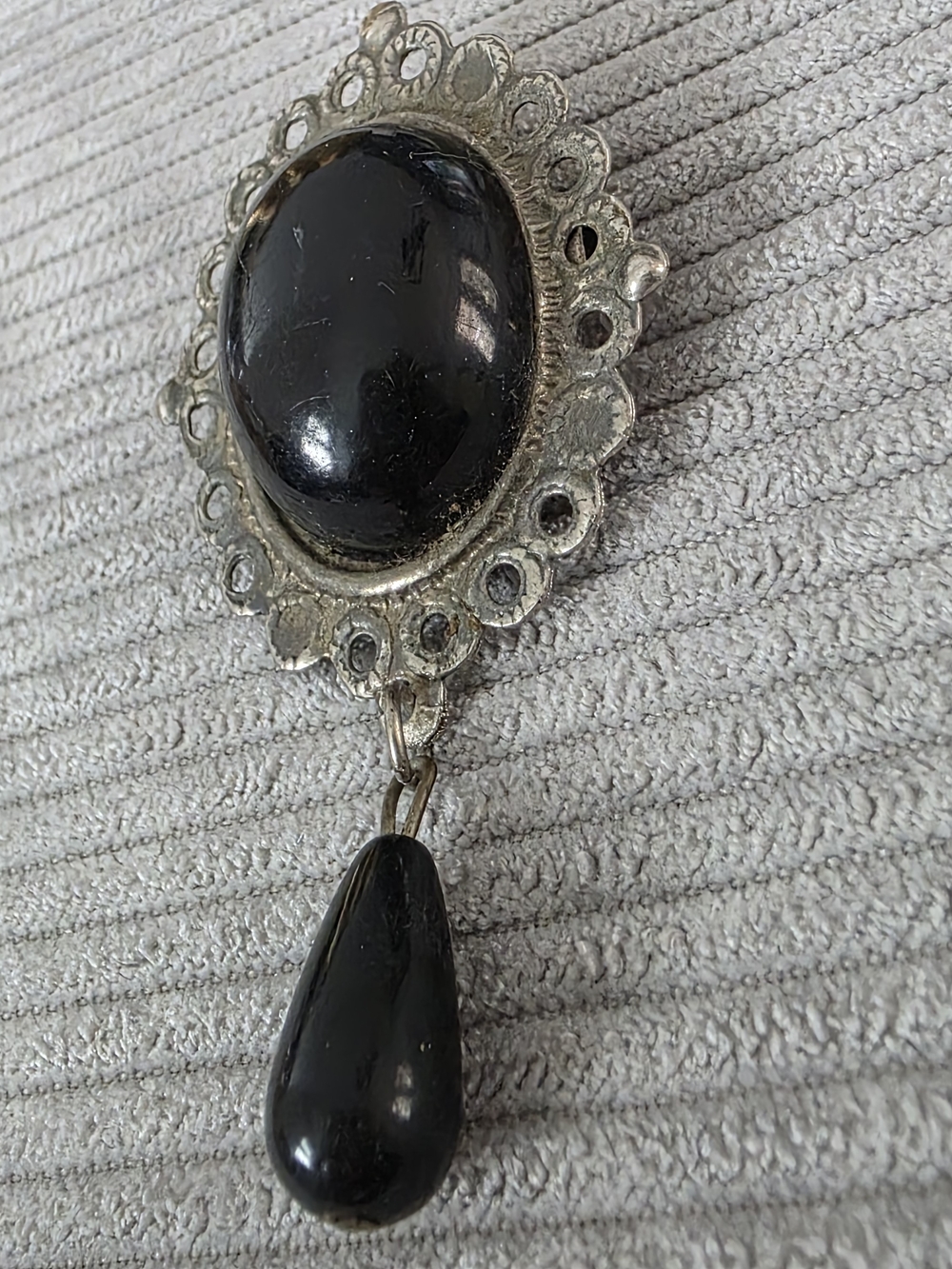Elegant vintage-style pin or pin made of silver metal with antique patina. It